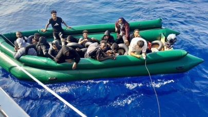 İzmir açıklarında 18 düzensiz göçmen kurtarıldı, 16 düzensiz göçmen yakalandı