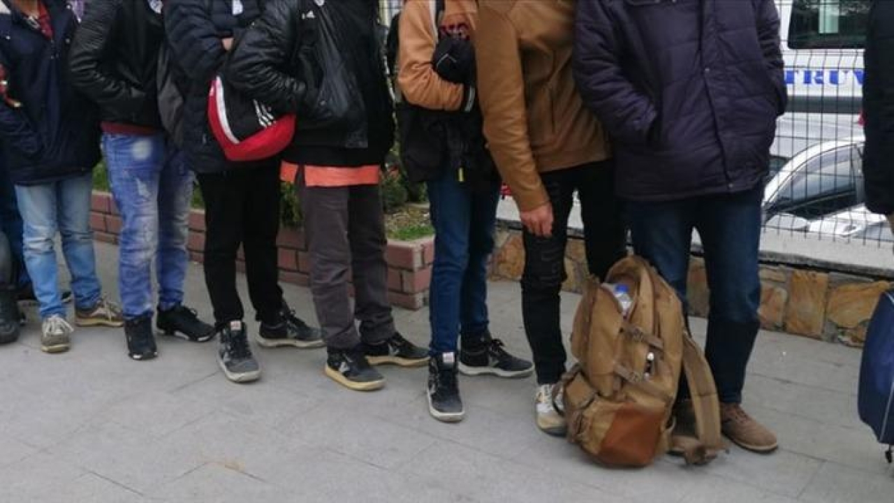 İzmir'de 48 düzensiz göçmen kurtarıldı, 58 düzensiz göçmen yakalandı