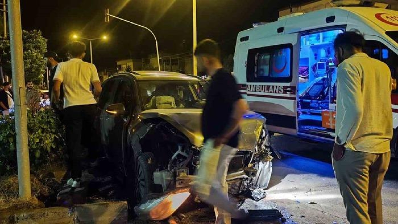 Kavşakta iki araç çarpıştı: 7 yaralı