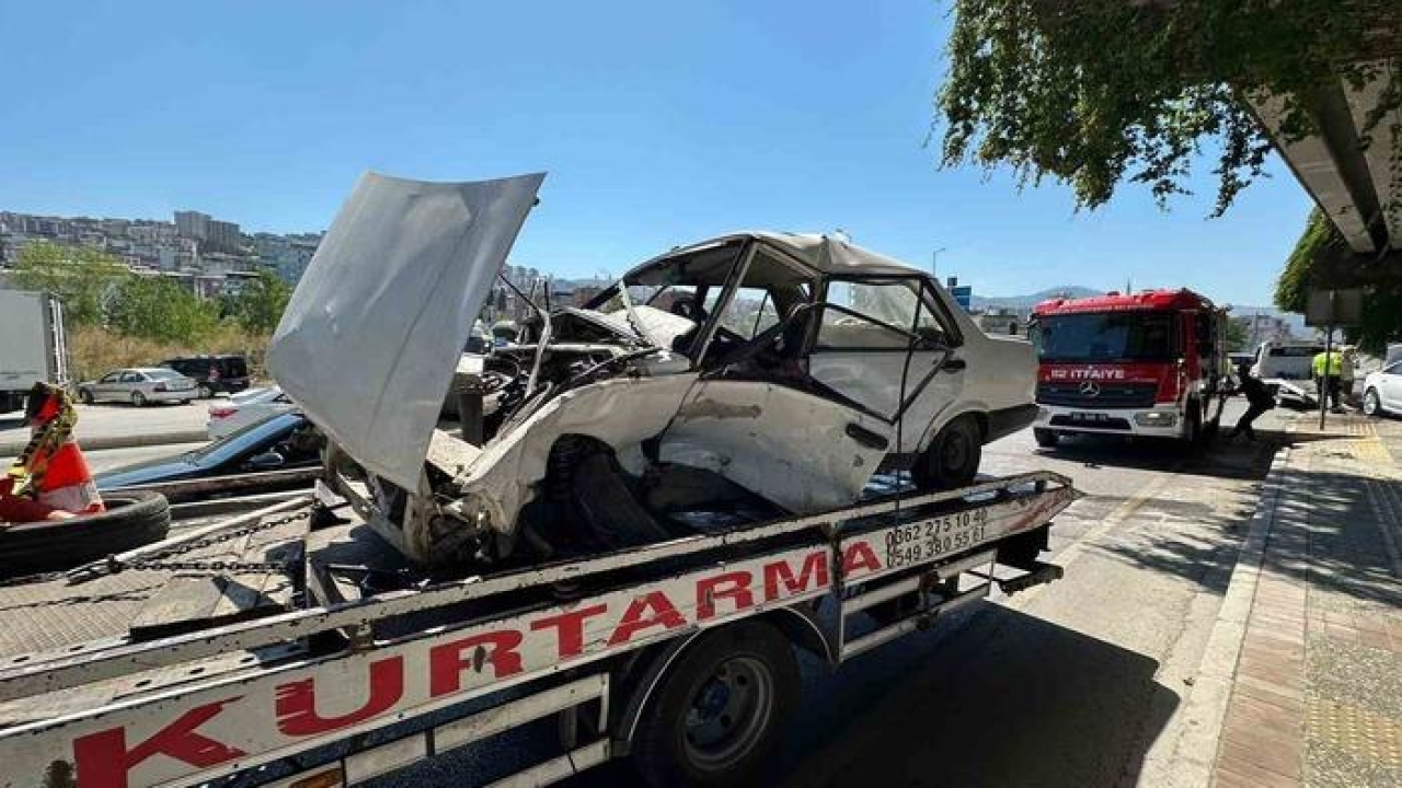 Kazaya karışan Tofaş otomobil hurdaya döndü: 1’i ağır 2 yaralı