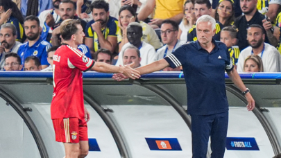 Kerem Aktürkoğlu oyundan çıkarken Mourinho ile el sıkıştı! Benfica'ya transfer mesajı