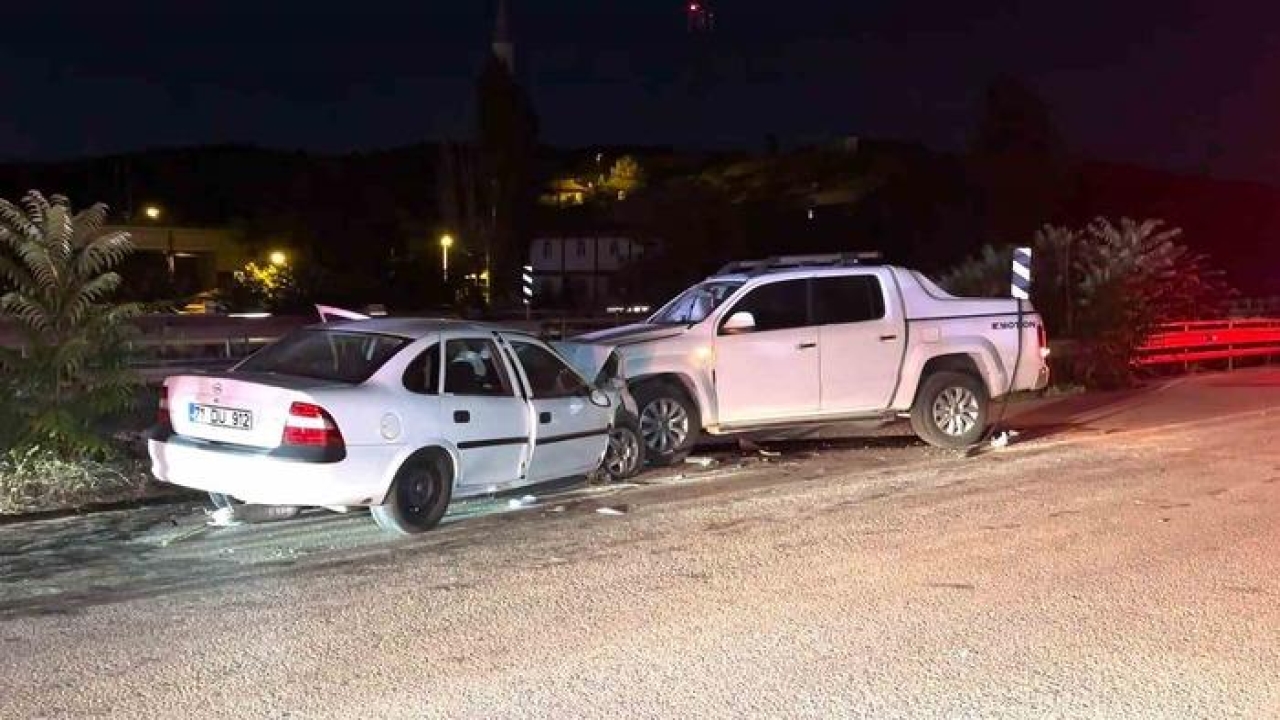 Kırıkkale’de otomobil ile kamyonet kafa kafaya çarpıştı: 3 yaralı
