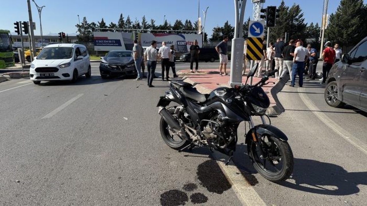 Kocaeli'de otomobille çarpışan motosikletin sürücüsü yaralandı