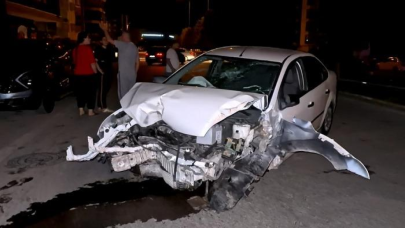 Kontrolden çıkan otomobil ağacı ve direği devirdi, sürücü kaçtı