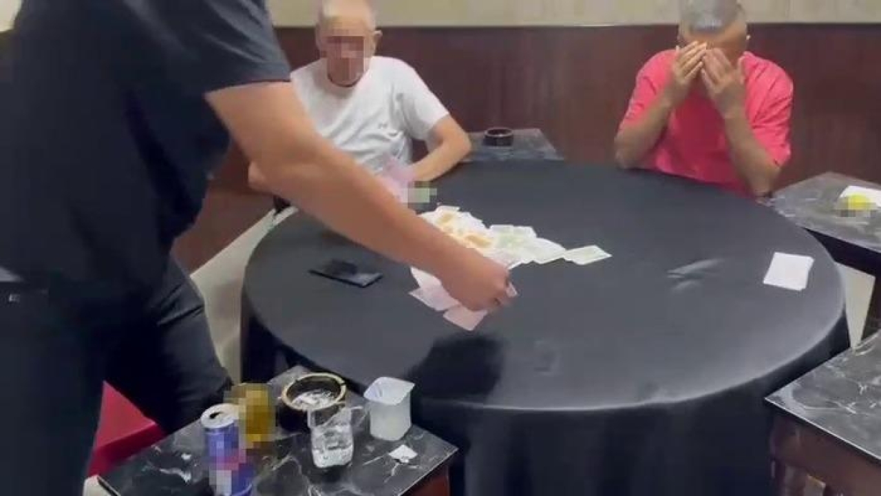 Kumar masasında yakalanan şahıs, ’kameraya çekme’ diyerek tepki gösterdi