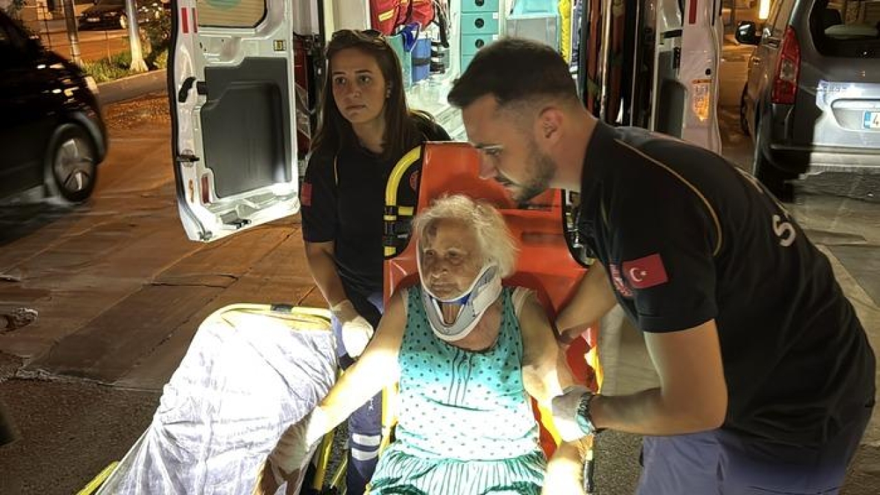 Kütahya'da evinde düşüp yaralanan yaşlı kadını ekipler kurtardı