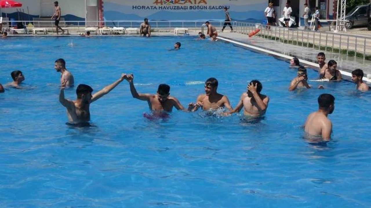 Malatya’da sıcak havalardan bunalan vatandaşlar havuzlara akın etti