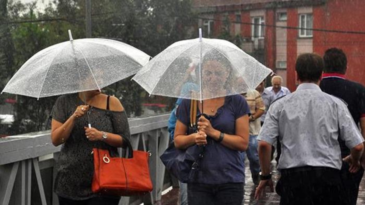 Meteoroloji sağanak yağış uyarısı vermişti! İstanbul'da beklenen yağış başladı