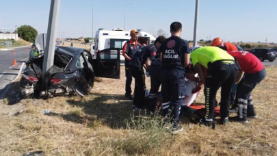 Otomobil direğe ok gibi saplandı: 3 yaralı
