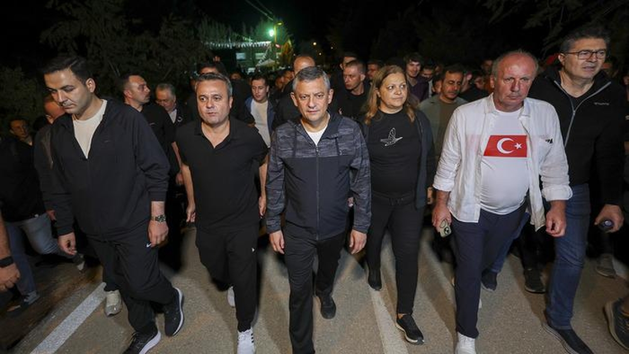 Özgür Özel’den ‘Zafer Yolu’ yürüyüşü! 4 saat sürdü, gün doğumuna kadar beklediler