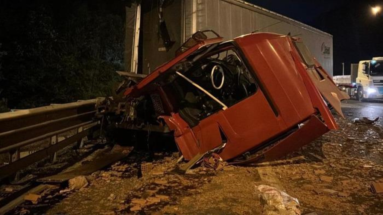 TEM’de tuğla yüklü tıra çarpan tır, hurdaya döndü: Sürücü yara almadan kurtuldu