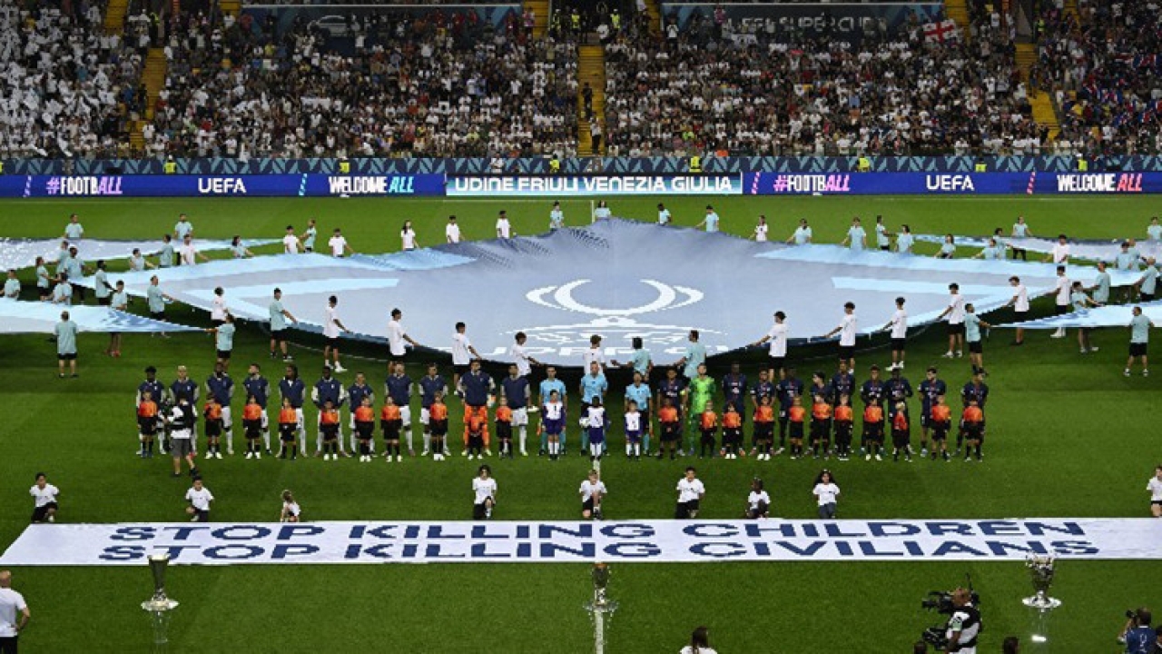 UEFA, Süper Kupa maçında yine 'İsrail' diyemedi! İki pankart açıldı ama...