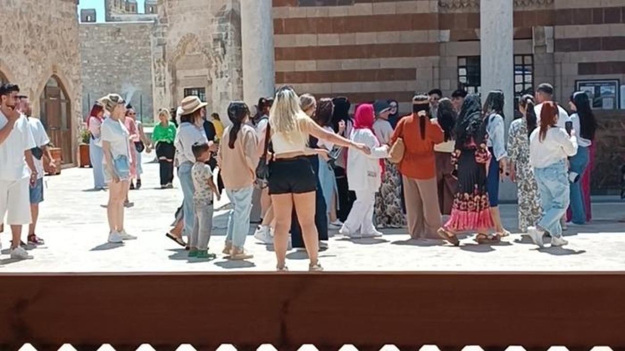 Van’da tarihi camiye uygunsuz kıyafetlerle girilmesi tepki topladı