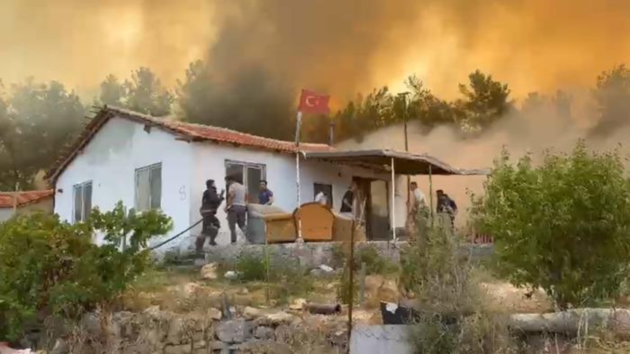 "Yangınlar bitti ama..." Yanan yerlere otel yapılacağı iddiasına Bakan Yumaklı'dan tepki: Sosyal medyadaki alevleri mantık bile söndüremiyor