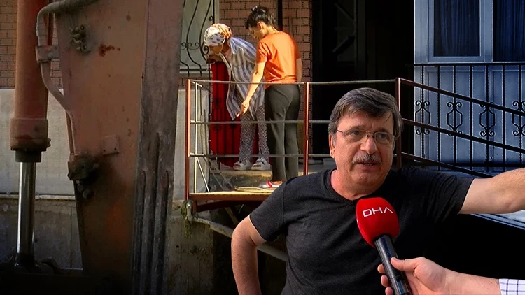 Bahçelievler’de 5 katlı binada tehlikeli anlar: Evlerine vinçle girip çıktılar