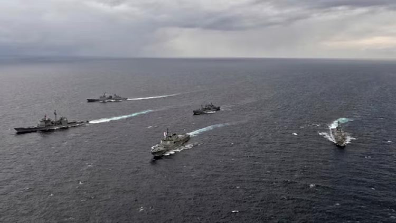 Asya'da sıcak saatler: Kuzey Kore gemisine uyarı ateşi