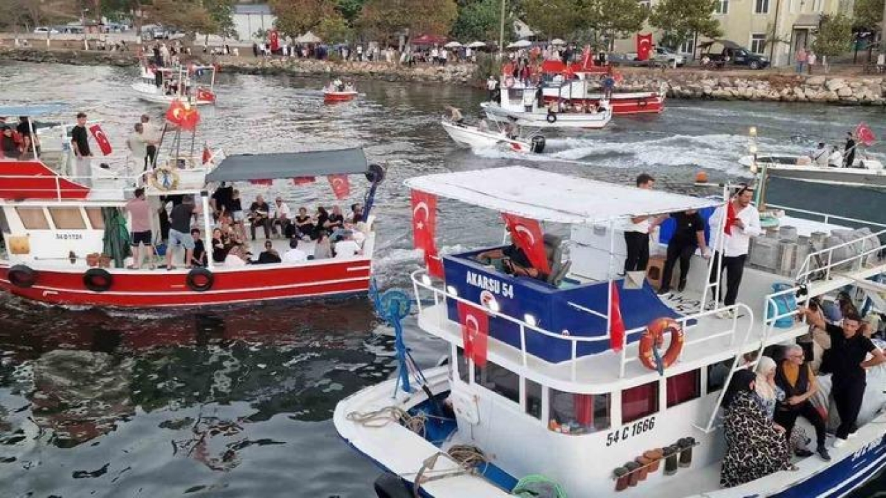 Balıkçılar av sezonunun açılmasını teknelerde meşale yakarak kutladı