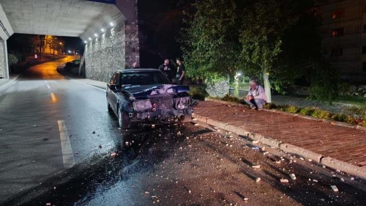 Bursa’da alkollü lüks araç sürücüsü, elektrik direğine çarpıp olay yerinden kaçtı