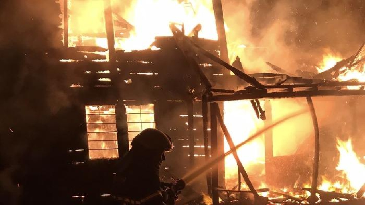 Çaybaşı'nda yangın: Ahşap ev kullanılamaz hale geldi