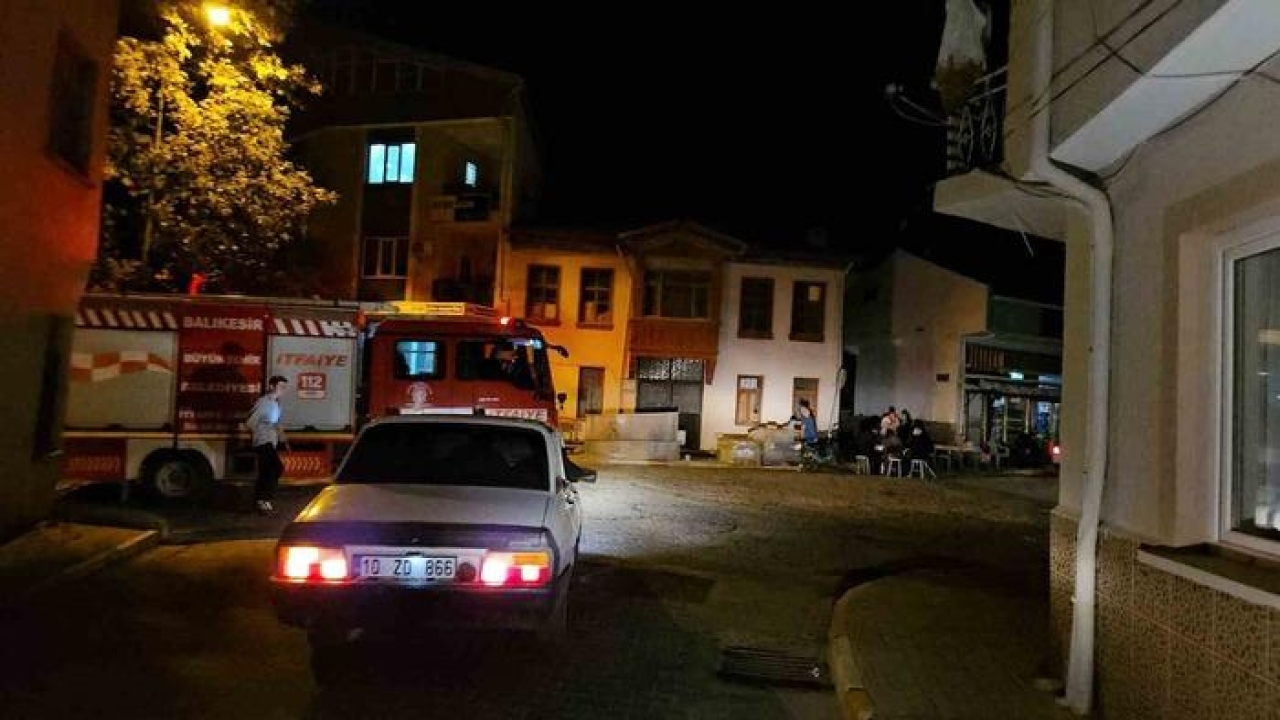 Depremlerin durmadığı Sındırgı’da vatandaşlar geceyi dışarıda geçirdi