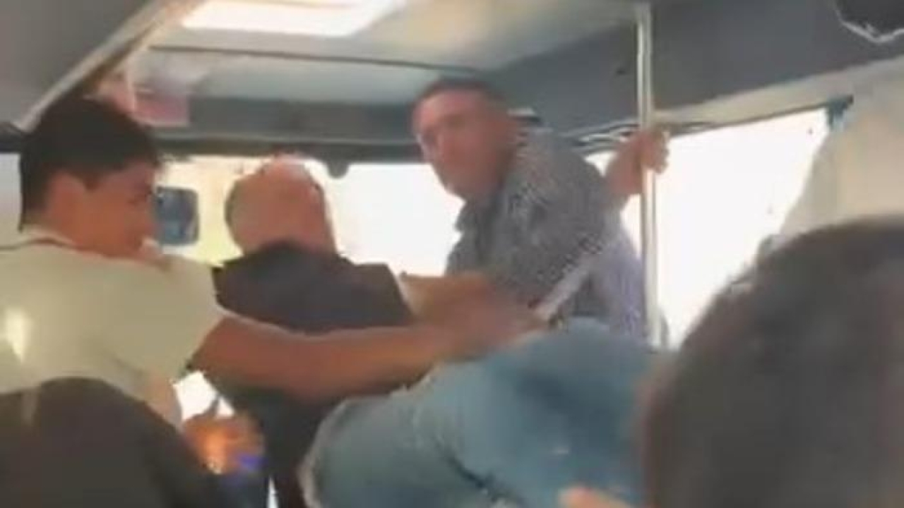 Elazığ’da otobüs şoförü ile yolcunun tekme tokatlı kavgası kamerada
