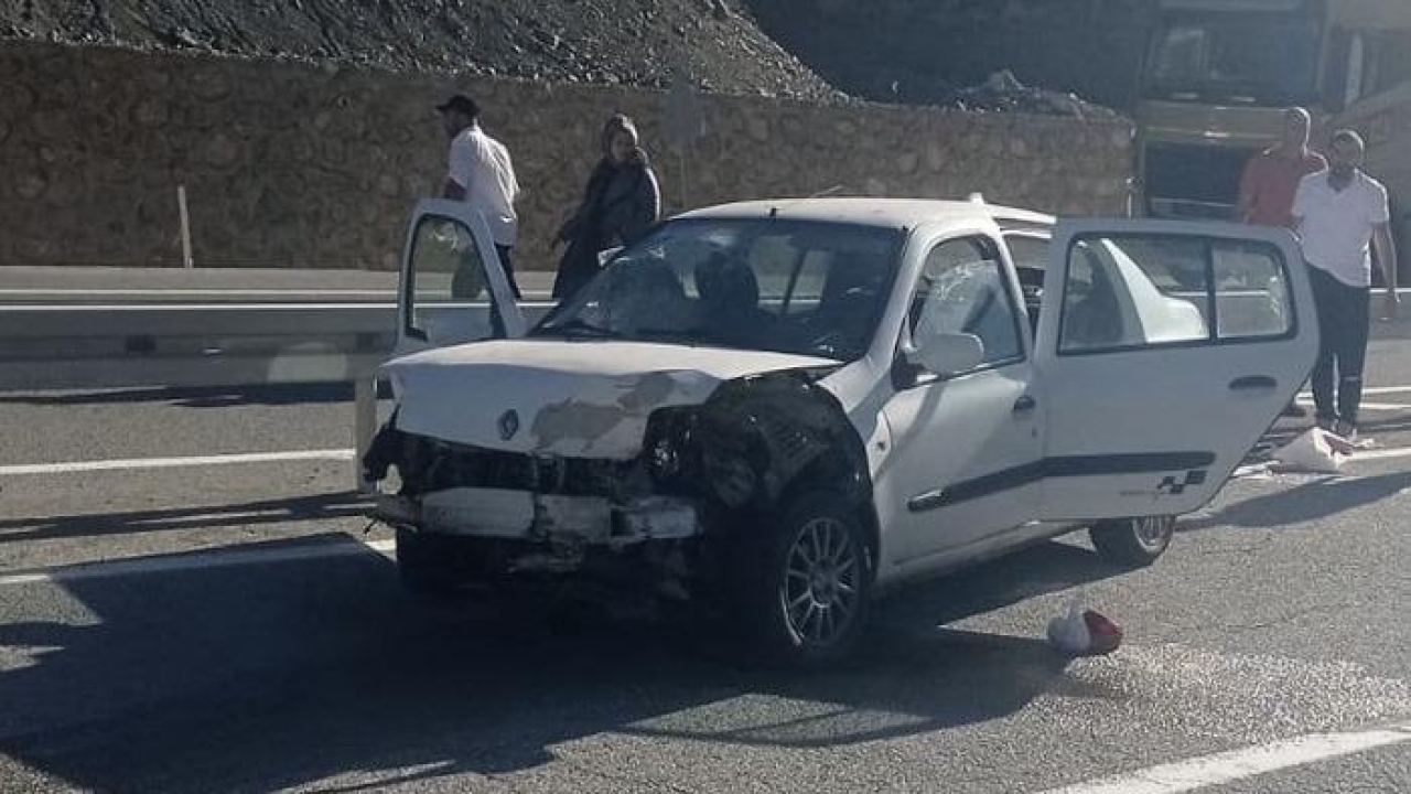 Erzincan'da bariyere çarpan otomobildeki 2'si çocuk 5 kişi yaralandı