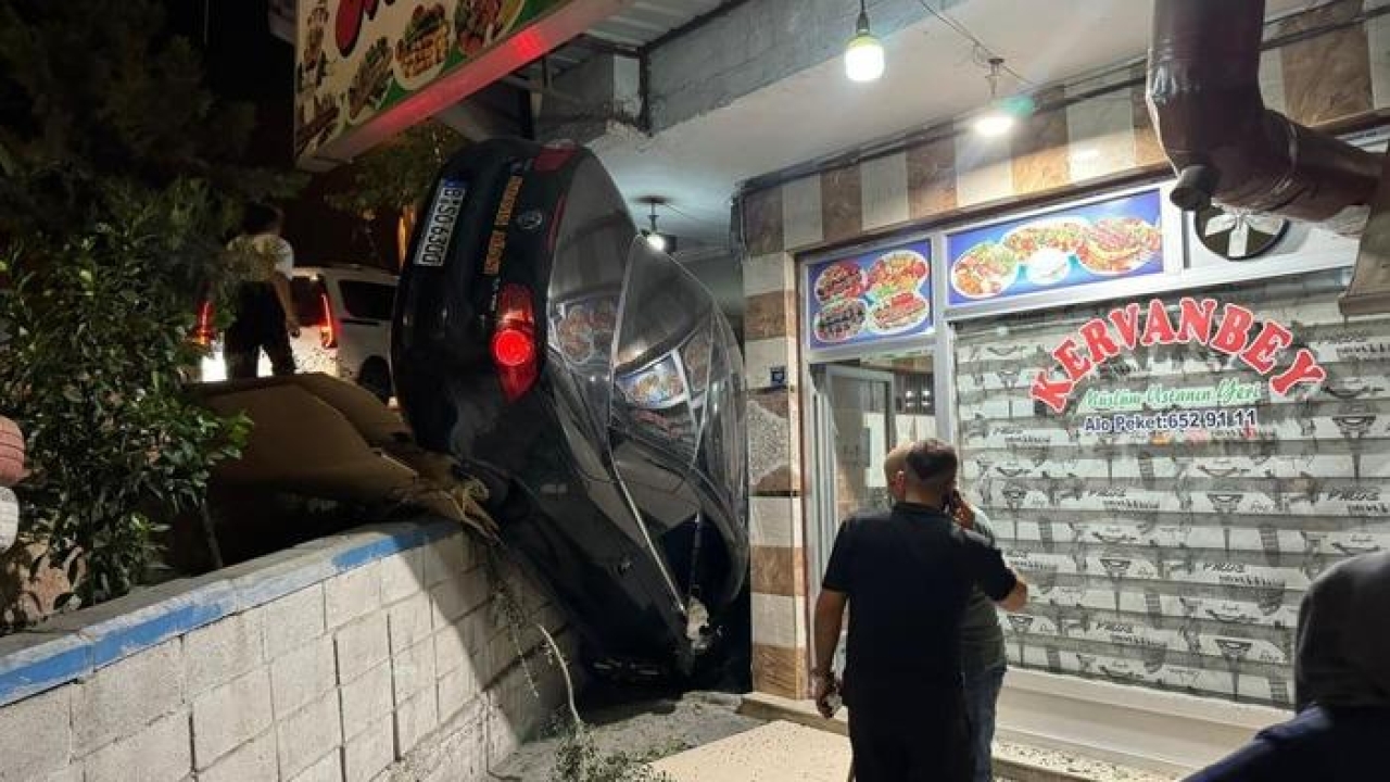Fren yerine gaza basan sürücü lokantaya daldı