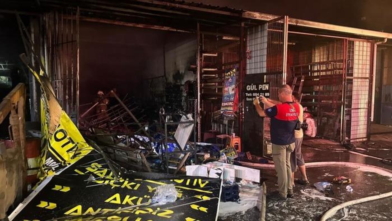 İzmir’de sanayi sitesinde yangın: 3 iş yeri kül oldu