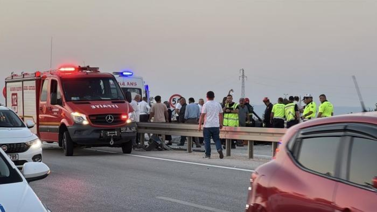 Kastamonu'da otomobil bariyerlere çarptı: 2'si ağır 5 yaralı