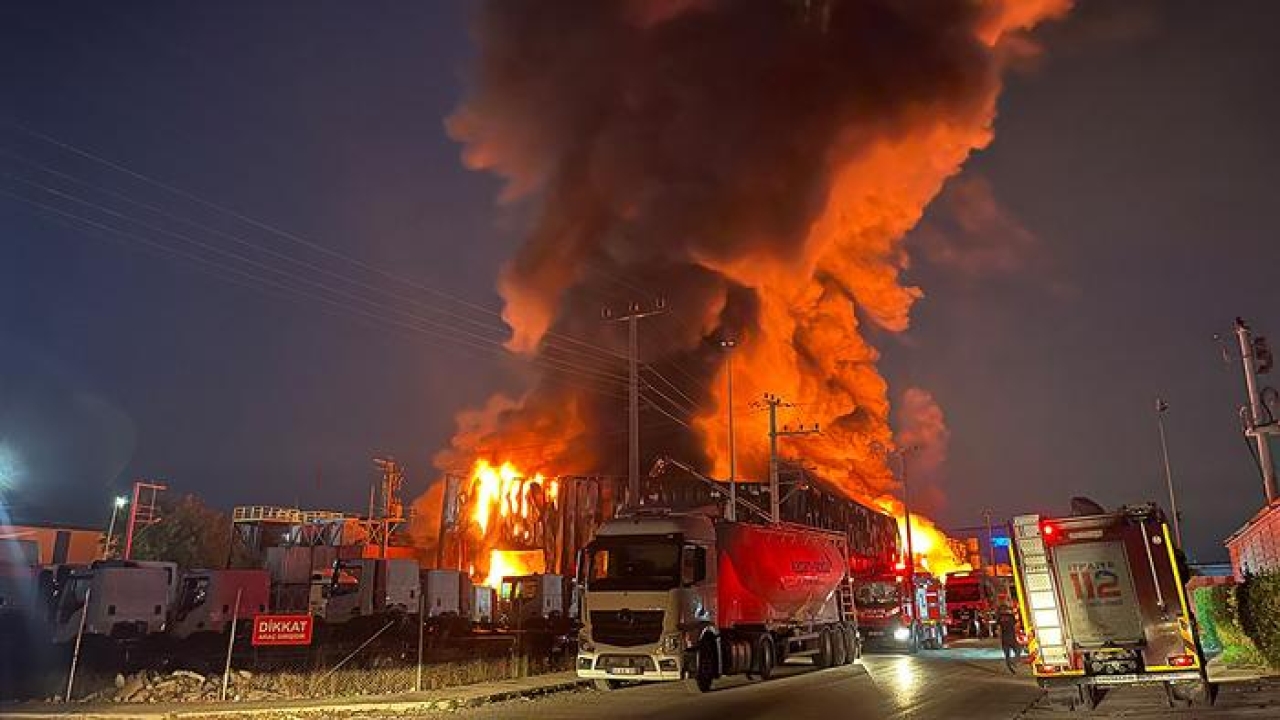 Kocaeli'de, lojistik deposunda korkutan yangın