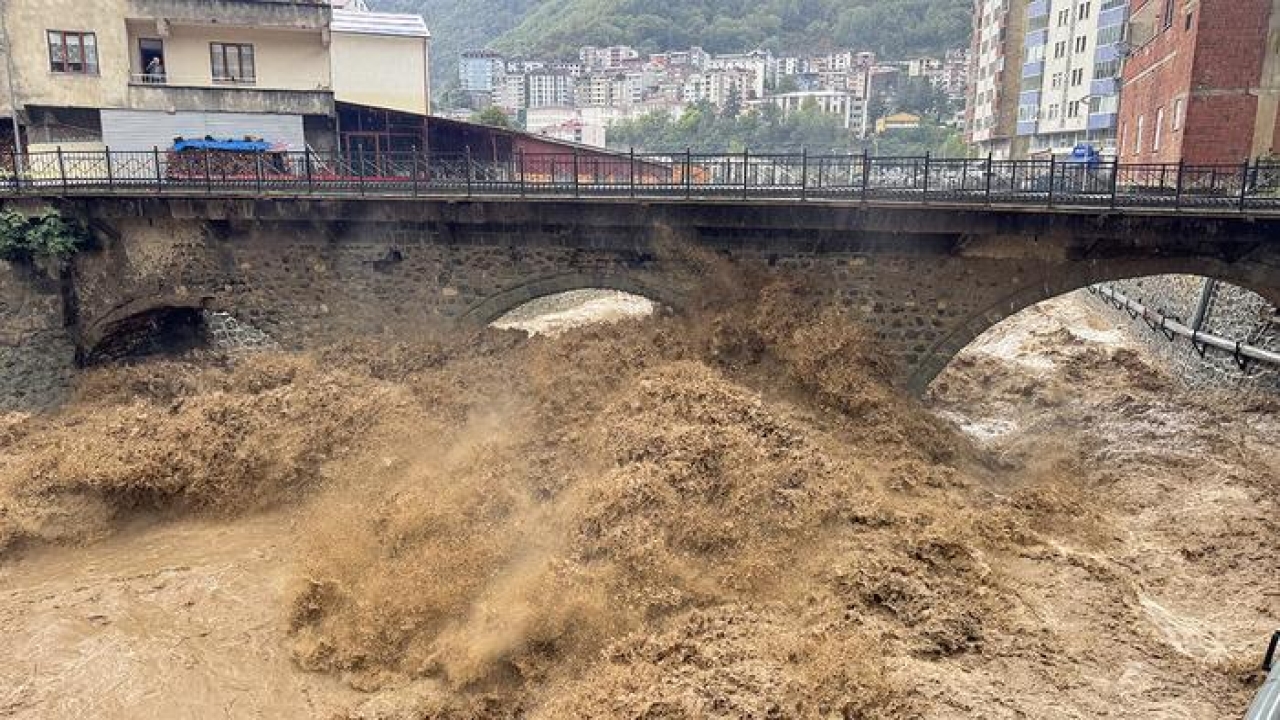 Kuvvetli yağışlar devam edecek! Meteoroloji ve AFAD peş peşe uyardı: Sel, su baskını, dolu yağışı…