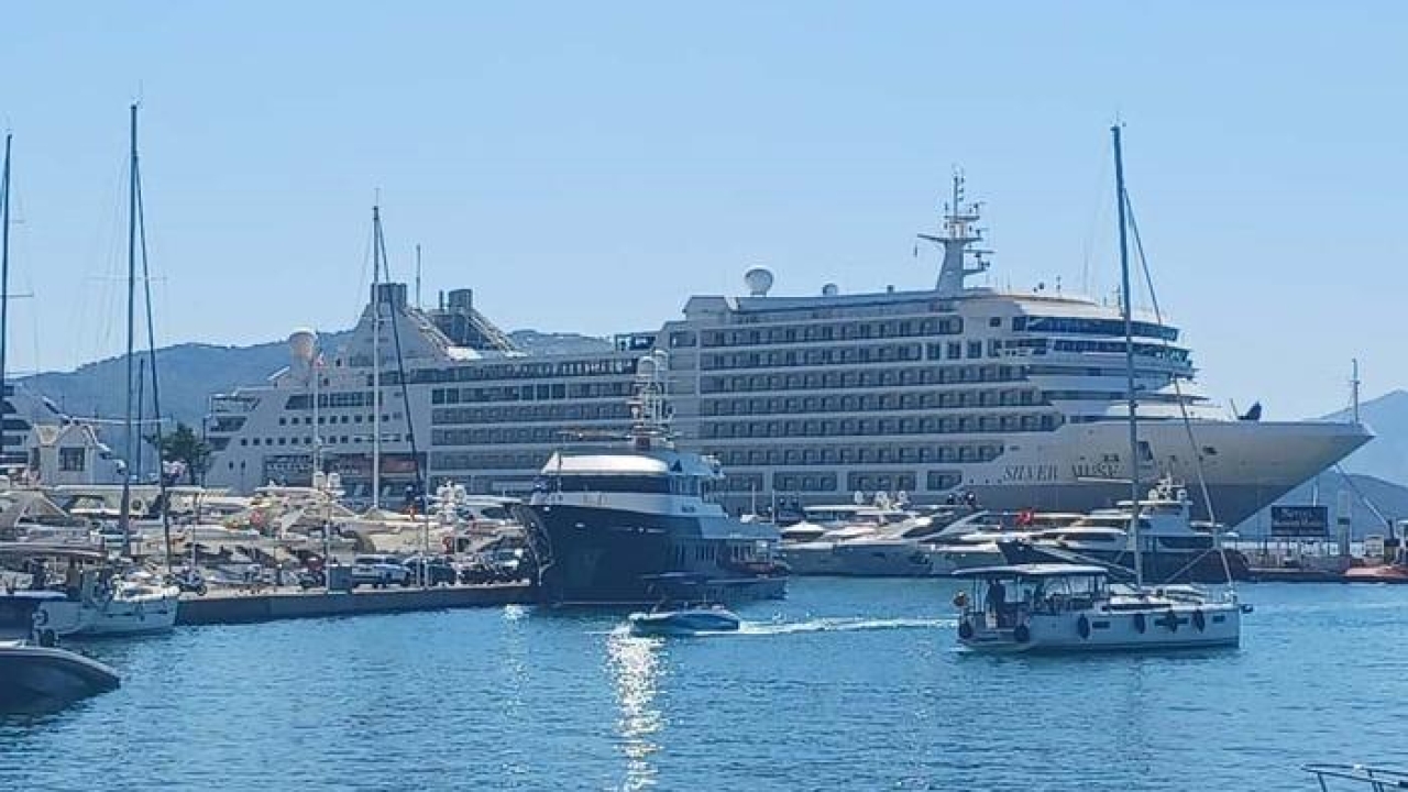 Marmaris Limanı’na iki kruvaziyer gemi demir attı