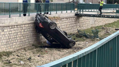 Otomobilin kanala uçtuğu kaza anı kamerada