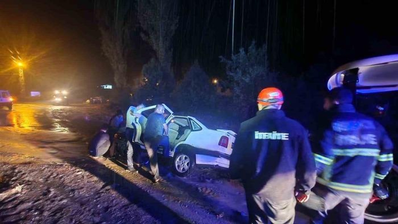 Sağanak sonrası çamura saplanan araç mahsur kaldı
