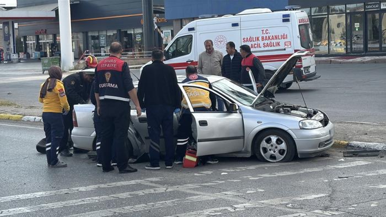 Sivas'ta iki otomobilin çarpıştığı kazada 1 kişi öldü, 3 kişi yaralandı