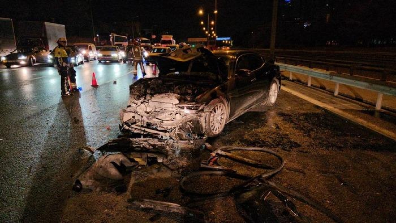 Sultangazi'de kaza yapan sürücü otomobilini bırakıp kaçtı