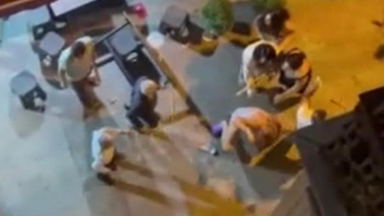 Taksim’de bir kişiye saldıran translar yakalandı
