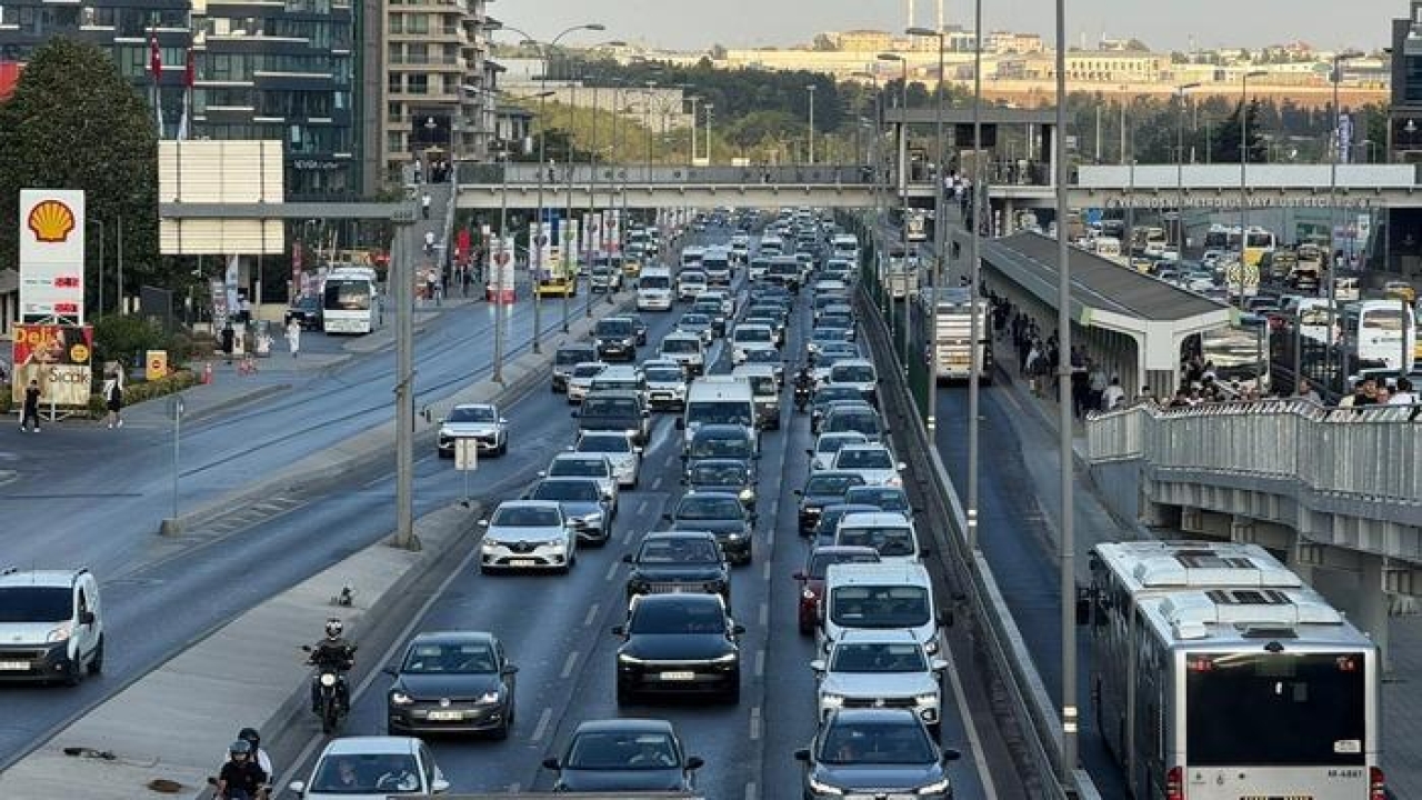 Yaz tatili bitti, okullarda uyum haftası başladı: İstanbul'da trafik yoğunluğu oluştu!