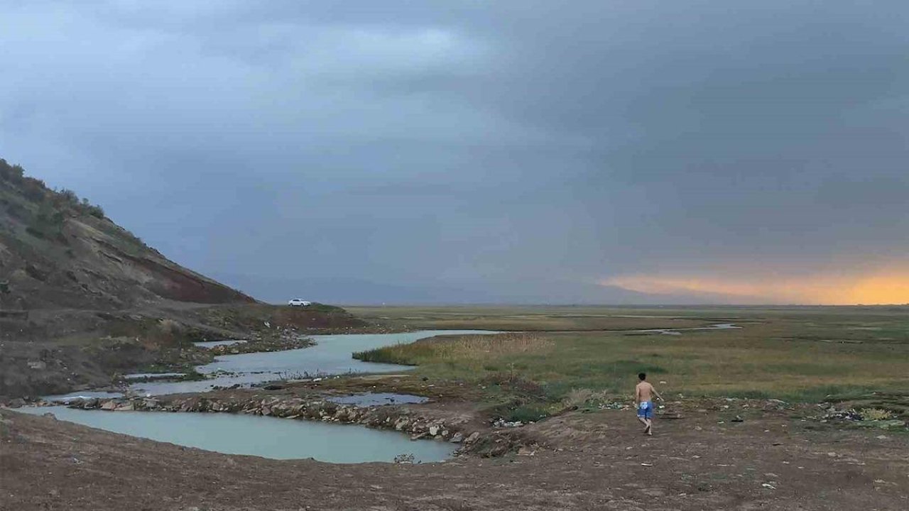 Aniden bastıran sağanak kaplıca keyfini böldü