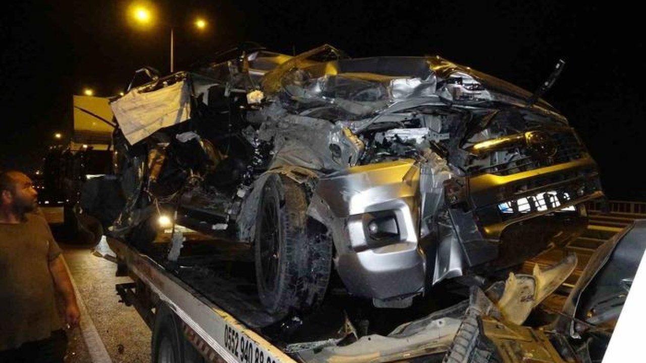 Antalya’da kamyonla çarpışan pikap hurdaya döndü: 1 yaralı