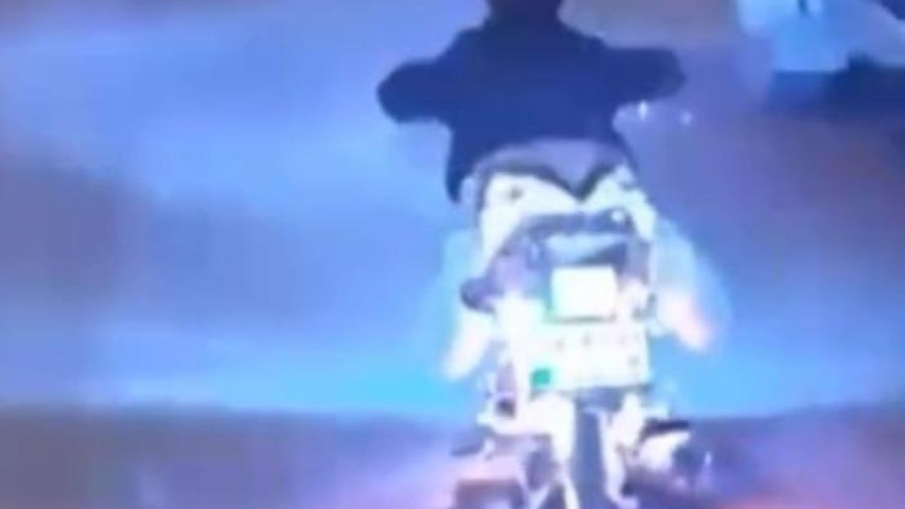 D-100’de motosikletle tehlikeli şov kamerada