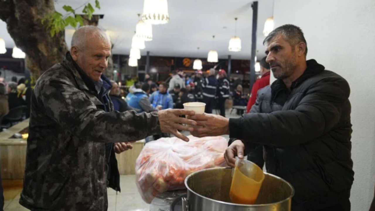 Deprem sonrası Balıkesir Sındırgı'da ikinci gece! Evlerine girmediler... Kimi çadırlarda, kimi araçlarında kaldı