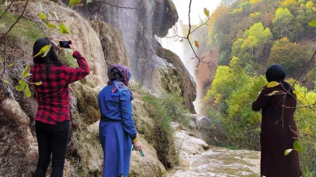Dipsizgöl Şelalesi sonbahar güzelliğiyle mest ediyor