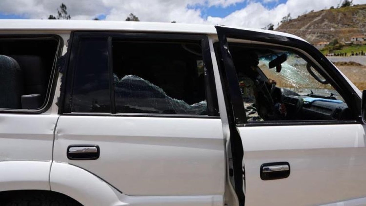 Ekvador Devlet Başkanı Noboa kıl payı kurtuldu: Aracına taşlı silahlı saldırı