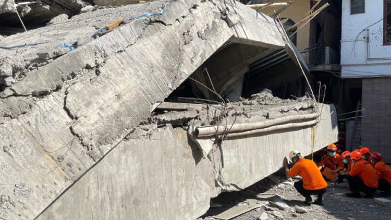 Endonezya&#039;da çöken okul binasında 54 öğrencinin cansız bedenine ulaşıldı