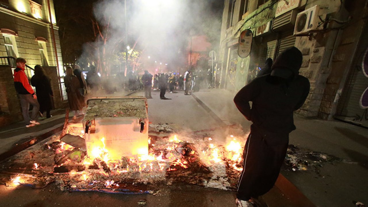 Gürcistan&#039;da polis ve göstericiler karşı karşıya geldi: 27 kişi yaralandı