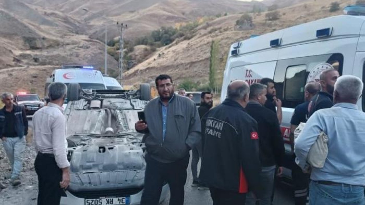 Hakkari&#039;de kontrolden çıkan otomobil takla attı: 3 yaralı