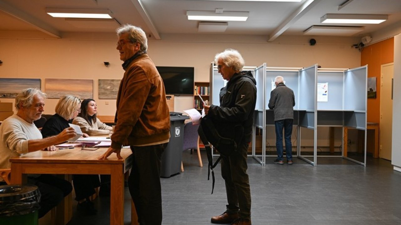 Hollanda'da erken genel seçimde aşırı sağ oy kaybederken merkez partileri güçlendi