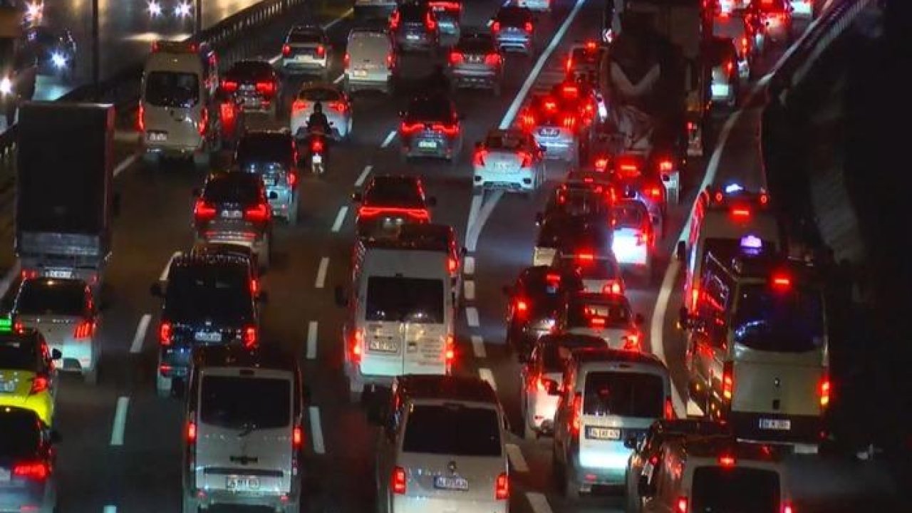 İstanbul&#039;da akşam saatlerinde trafik yoğunluğu