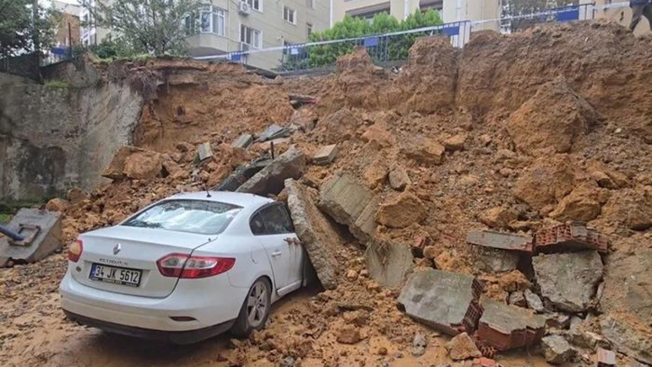 İstanbul'da istinat duvarı araçların üzerine böyle çöktü!
